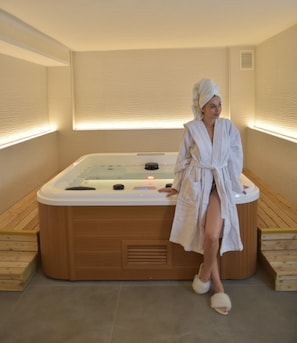 Sauna, tab panas, bilik wap, mandi tangas / hammam, rawatan badan 