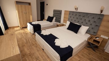 Habitación triple clásica | Ropa de cama de alta calidad y espacio para trabajar con un portátil