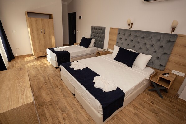 經典三人房 | 高級寢具、筆電工作空間、免費無線上網、床單