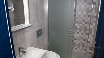 Double Yatakli Oda | Baño | Ducha, secador de pelo, zapatillas y toallas