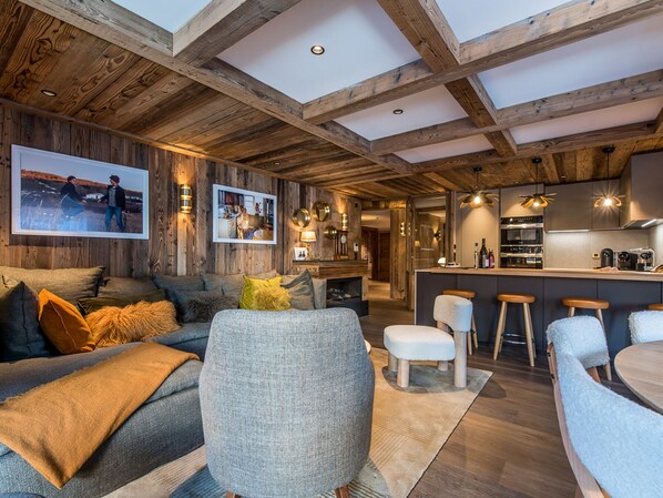 TV - Luxurious Ski-in/Ski-out Apartment with 3 Bedrooms, Terrace & Spa Access in Les Allues (Méribel)