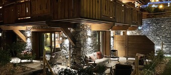 Luxurious Ski-in/Ski-out Apartment with 3 Bedrooms, Terrace & Spa Access in Les Allues