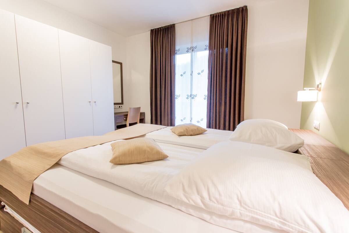 Apartamento Deluxe | Ropa de cama hipoalergénica y caja fuerte