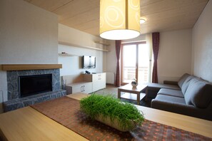 Departamento Confort, 1 habitación, chimenea, vista a la montaña | Sala de estar | Televisión LCD 