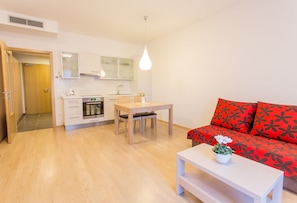 Standard Studio, Non Smoking, Hill View | Living area