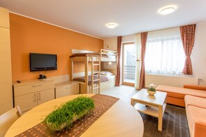 Estudio estándar, para no fumadores, vista a la colina | 2 habitaciones y ropa de cama hipoalergénica 