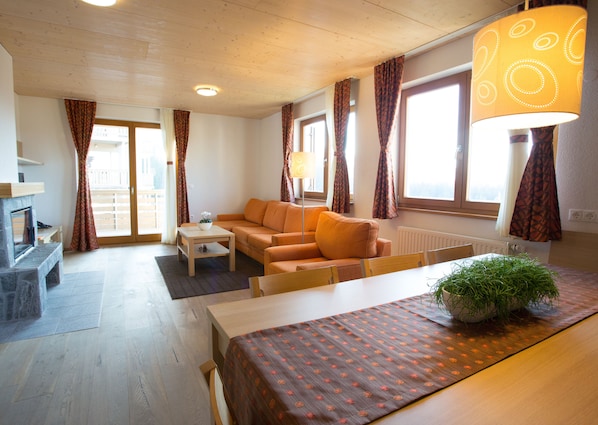 Comfort Apartment, 1 Bedroom, Fireplace, Mountain View | Living room
