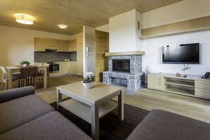 Comfort-Apartment, 1 Schlafzimmer, Kamin, Bergblick | Wohnbereich
