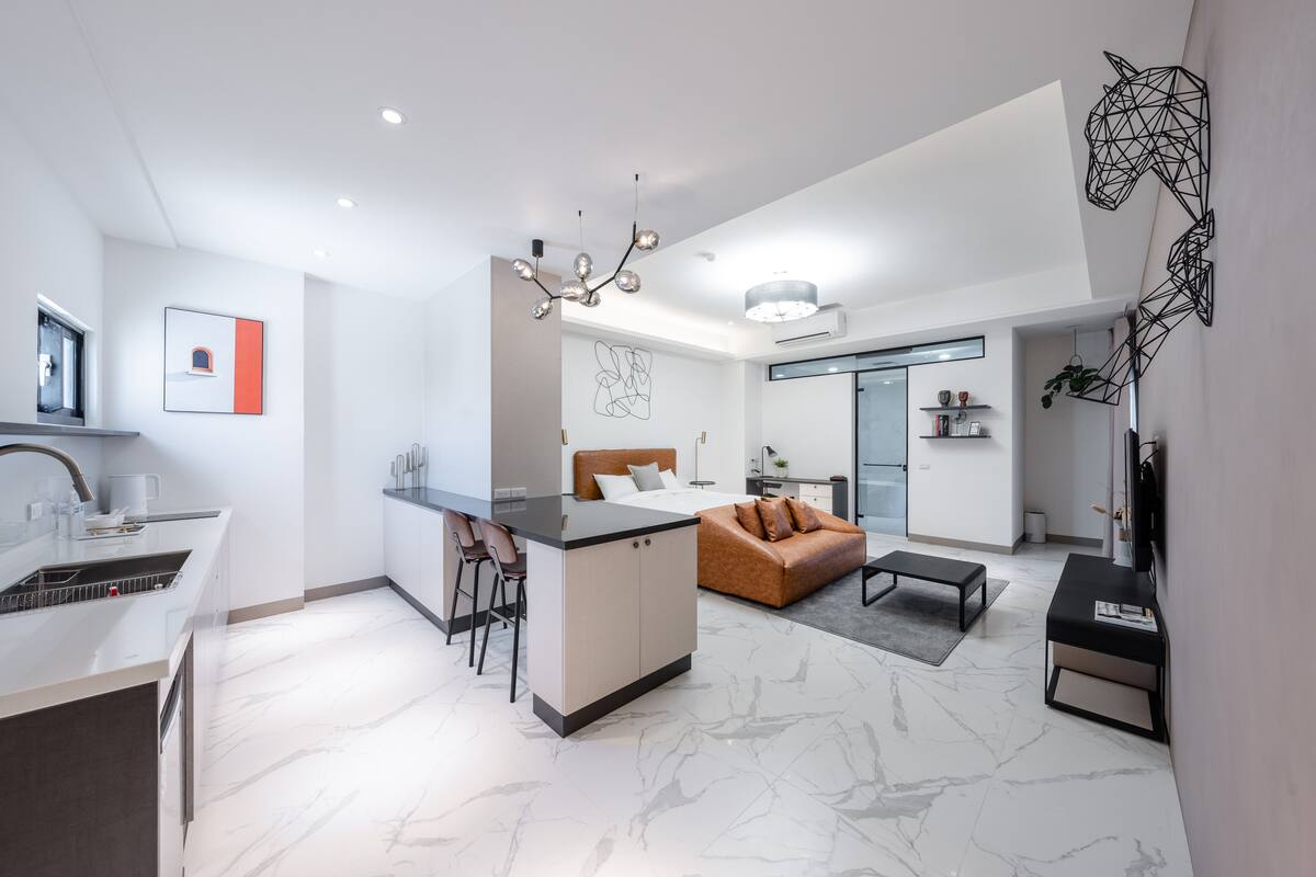 Un apartamento moderno con cocina, comedor y sala de estar.