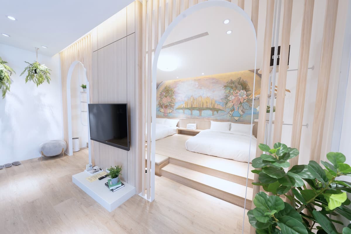 Una sala de estar moderna con un televisor de pantalla plana, un sofá y un cuadro en la pared.