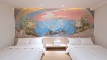 Une chambre avec deux lits, une tête de lit en bois et une fresque murale représentant un paysage avec des fleurs et des oiseaux.