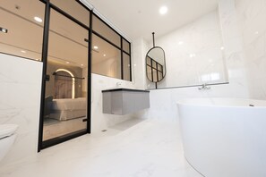 Executive tweepersoonskamer | Badkamer | Een haardroger, handdoeken