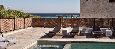 Alberca al aire libre y alberca climatizada