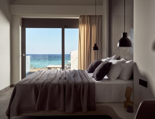 Seaside Luxury LaSoleil Villa, with Heated Pool & Spa Whirlpool