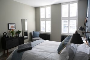 5 bedrooms, iron/ironing board, WiFi, bed sheets - Hop Market - ensuite bedroom (Worcestershire)