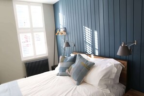 5 bedrooms, iron/ironing board, WiFi, bed sheets - Hop Market - ensuite bedroom (Worcestershire)