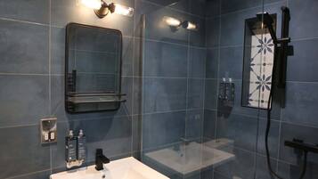 Douche, sĂšche-cheveux, serviettes fournies