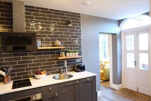 Micro-ondas, fogão, cafeteira/chaleira, torradeira