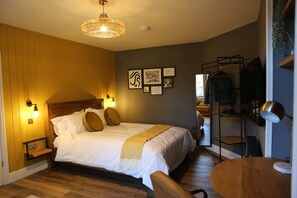 1 bedroom, desk, WiFi, bed sheets