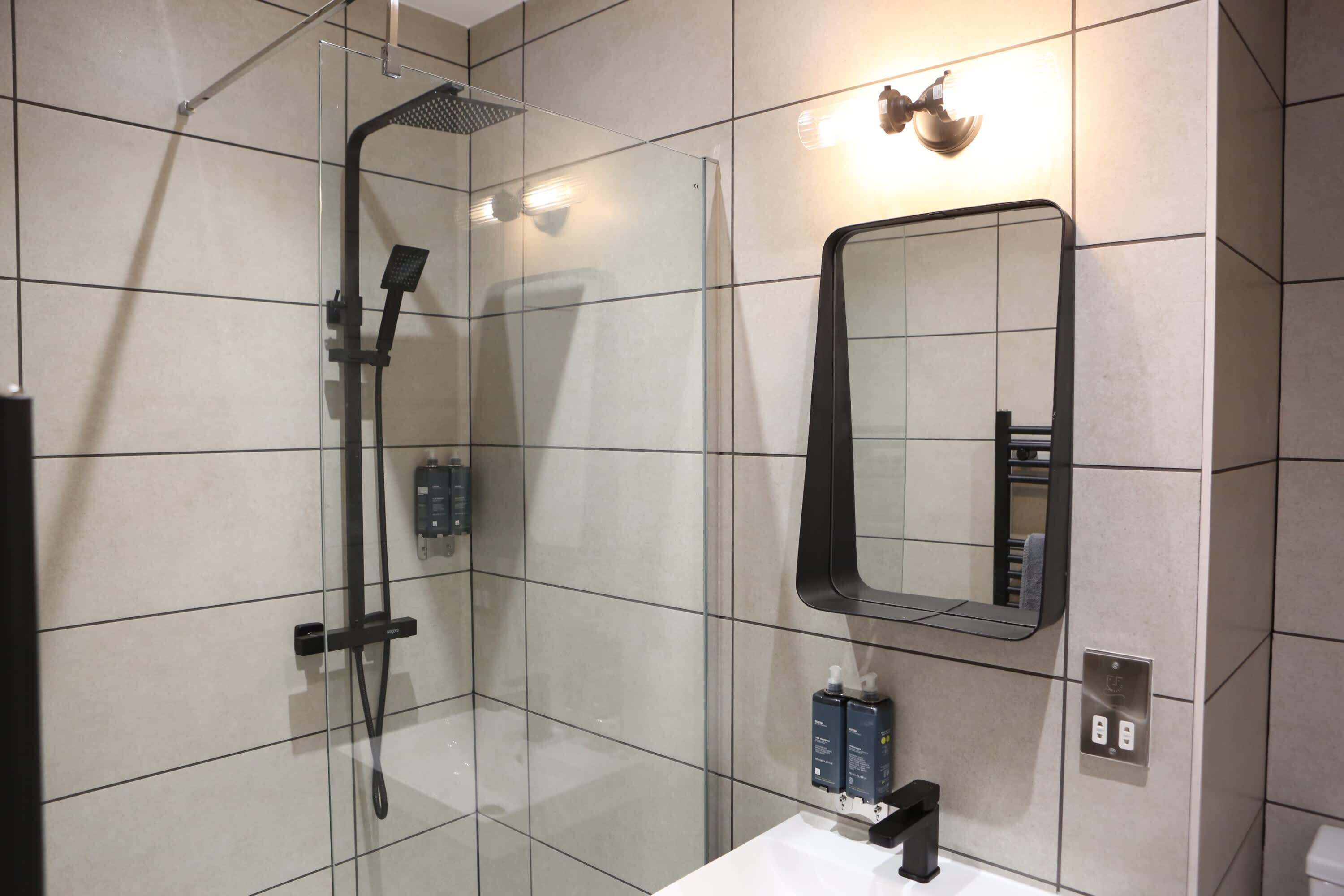 Douche, sèche-cheveux, serviettes fournies, shampoing