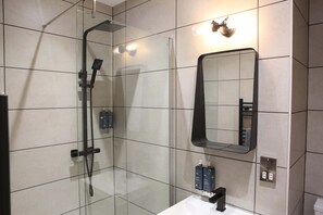 Douche, sèche-cheveux, serviettes fournies, shampoing