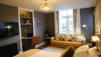 1 bedroom, desk, WiFi, bed sheets