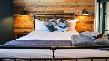 1 bedroom, desk, WiFi, bed sheets