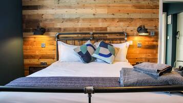 1 bedroom, desk, WiFi, bed sheets