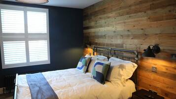 1 bedroom, desk, WiFi, bed sheets