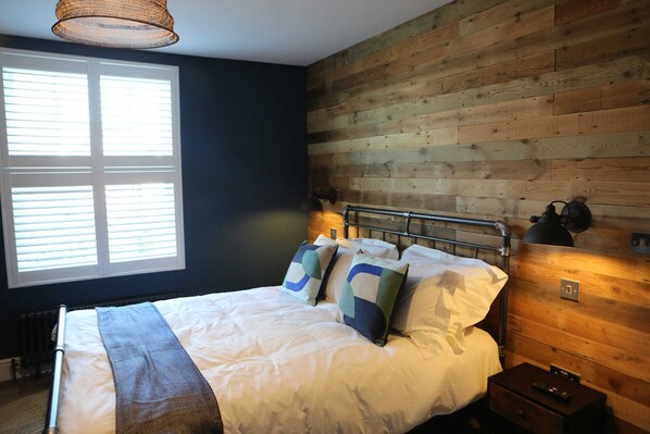 1 bedroom, desk, WiFi, bed sheets - "Friar Street" Apartment (Worcestershire)