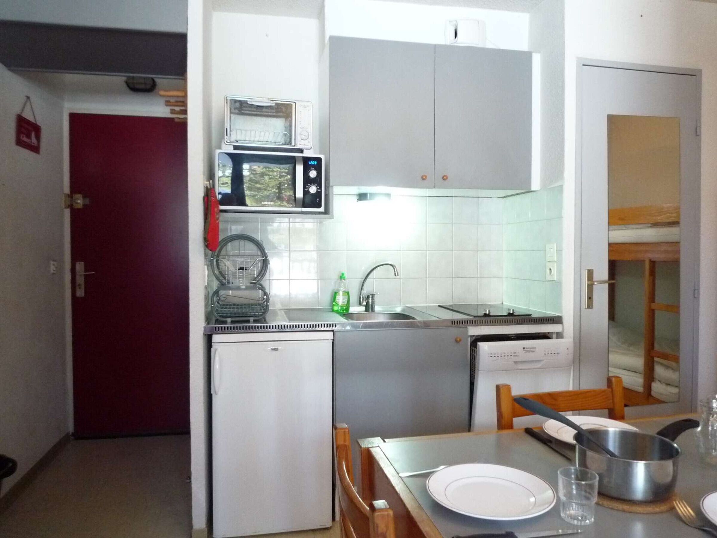 Coffee/tea maker, fridge, microwave, stovetop