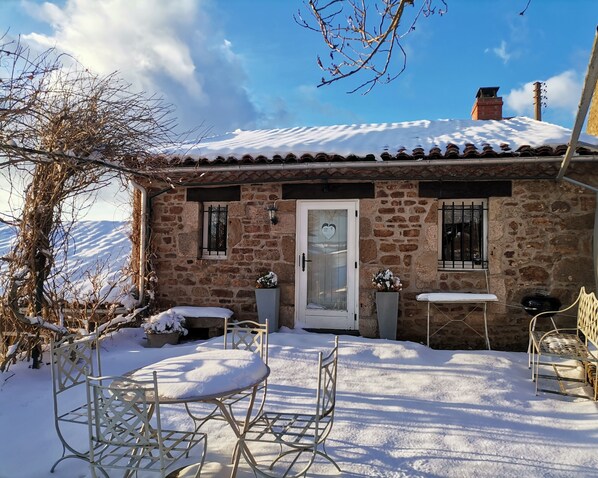 Outdoor dining - Country cottage near a lake (Le Vernet-Chaméane)