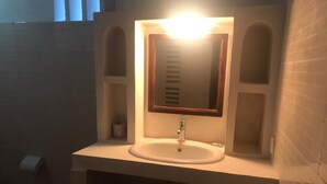 Combined shower/tub, slippers, bidet, towels