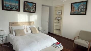 3 bedrooms, desk, iron/ironing board, free WiFi