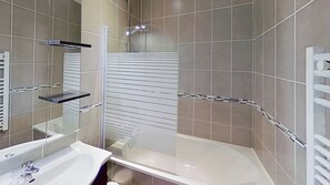 Baignoire, sèche-cheveux
