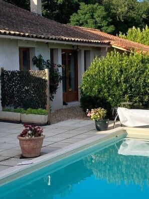 Outdoor pool - The Perfect Getaway - Remarkable Gite in Cherval (Cherval)