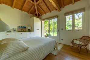 6 chambres, fer et planche à repasser, lit de bébé portatif