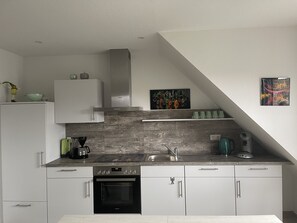 Jääkaappi, liesi, astianpesukone, kahvin-/teenkeitin