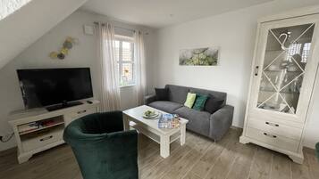 Een televisie en boeken