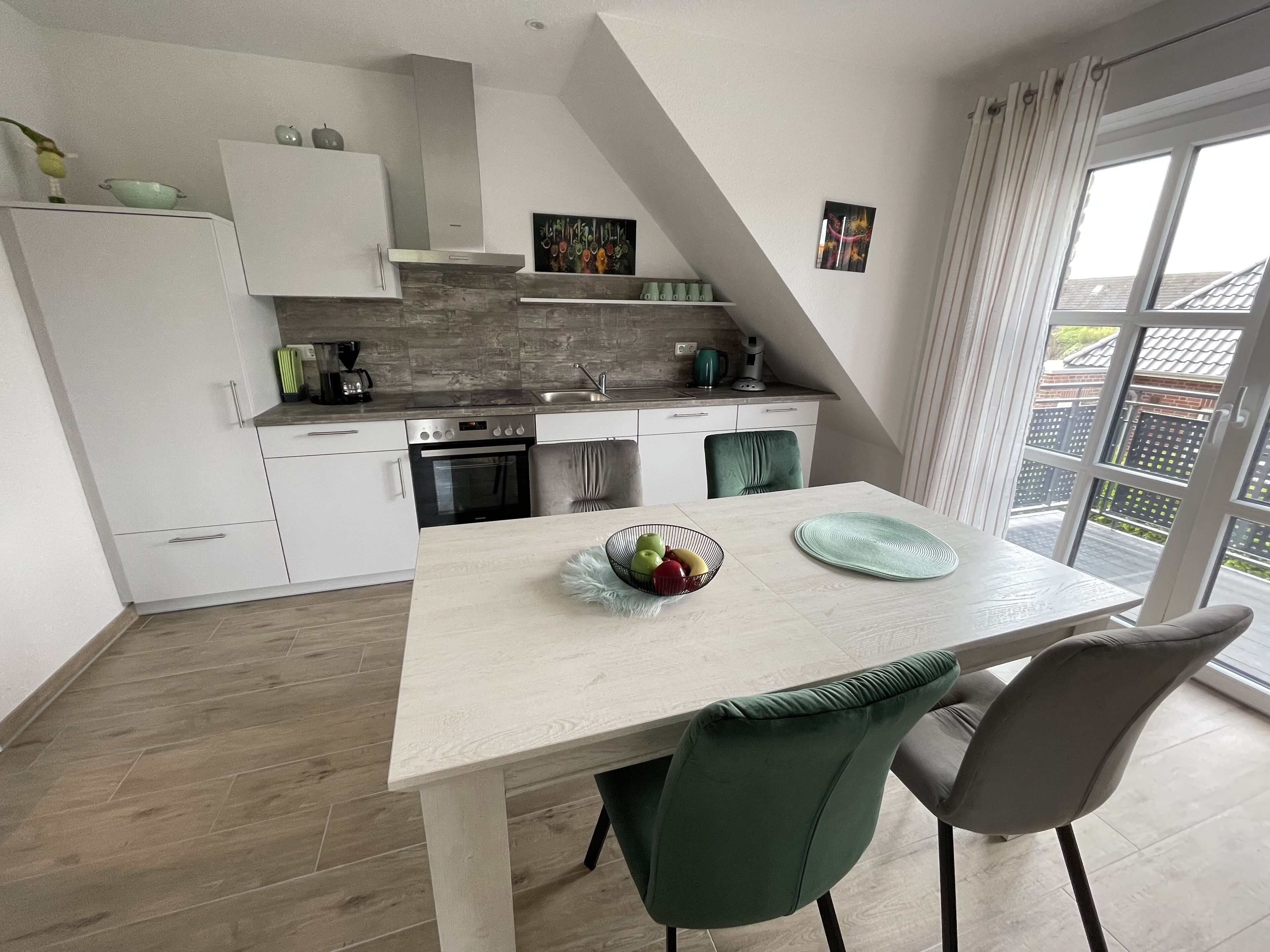 Een koelkast, een kookplaat, een vaatwasser