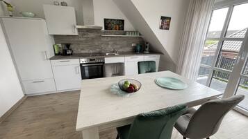 Een koelkast, een kookplaat, een vaatwasser