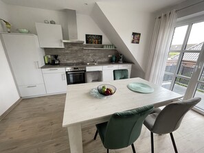 Refrigerador, placa de cocina, lavavajillas, cafetera/tetera