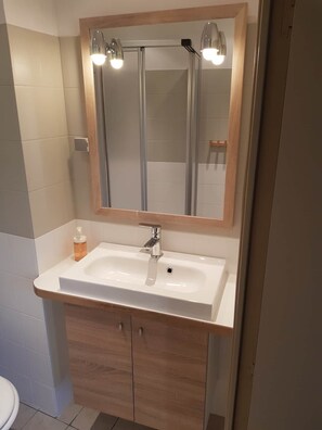 Séchoir à cheveux, serviettes fournies