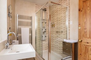 Regadera, amenidades de baño ecológicas, secadora de cabello, toallas
