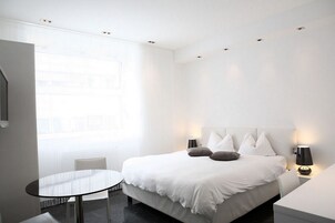 Espacio para trabajar con laptop y tabla de planchar con plancha 