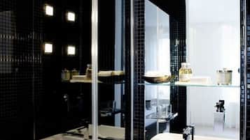 Premium Apartment | Bathroom | Shower, hair dryer, towels