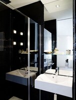 Premium Apartment | Bathroom | Shower, hair dryer, towels