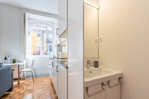 Cafetera y tetera, utensilios de cocina y comedor 