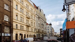 A street view with historic buildings, parked cars, and a clear sky. - Elegant Suite 4 (Hlavní město Praha)