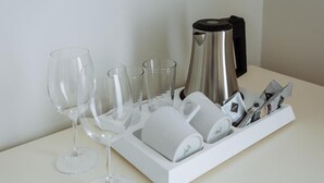 A white tray with wine glasses, cups, a kettle, and a knife block. - Elegant Suite 4 (Hlavní město Praha)